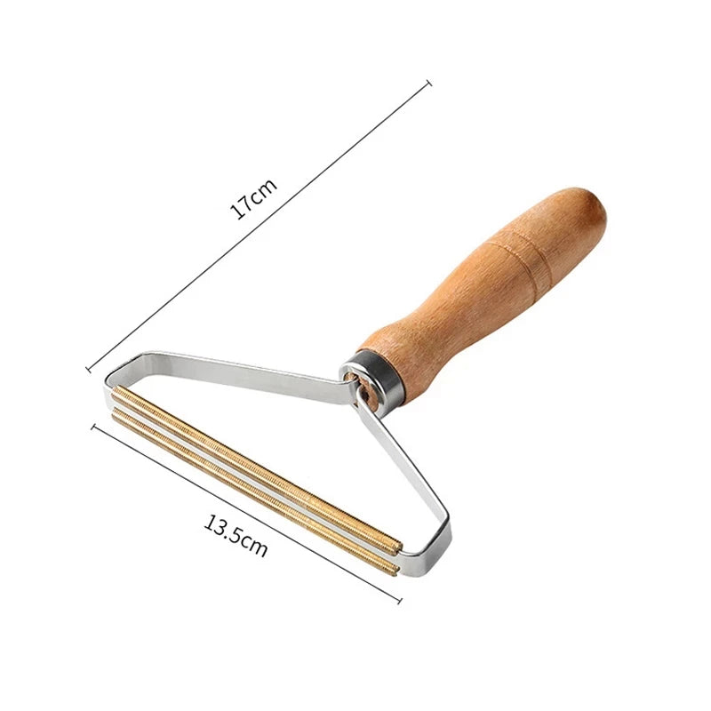 Lint remover with a wooden handle and copper-edged blade, featuring 13.5cm and 17cm dimension markings.