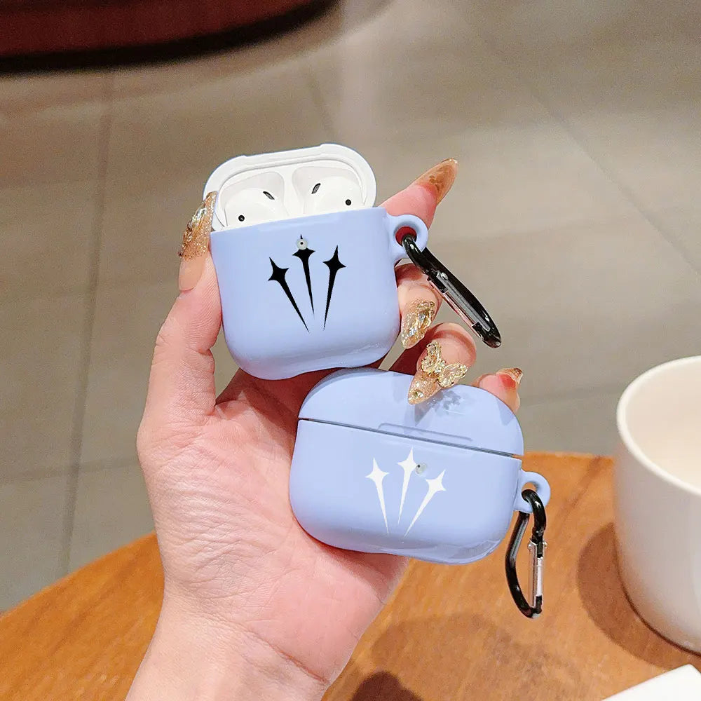 Light blue silicone AirPods case with star design and keyring, held in hand. Compatible with AirPods.