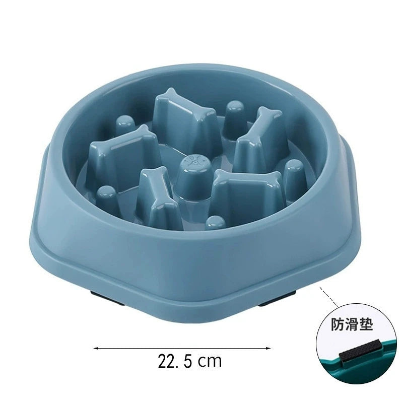 Blue slow-feeder pet bowl with internal barriers to slow eating. Circular design, 22.5 cm wide, with non-slip base.