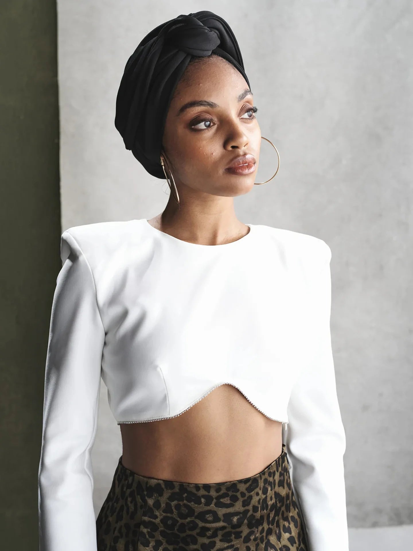 Elegant black French-style vintage turban hat featuring a central knotted detail, worn by a model.